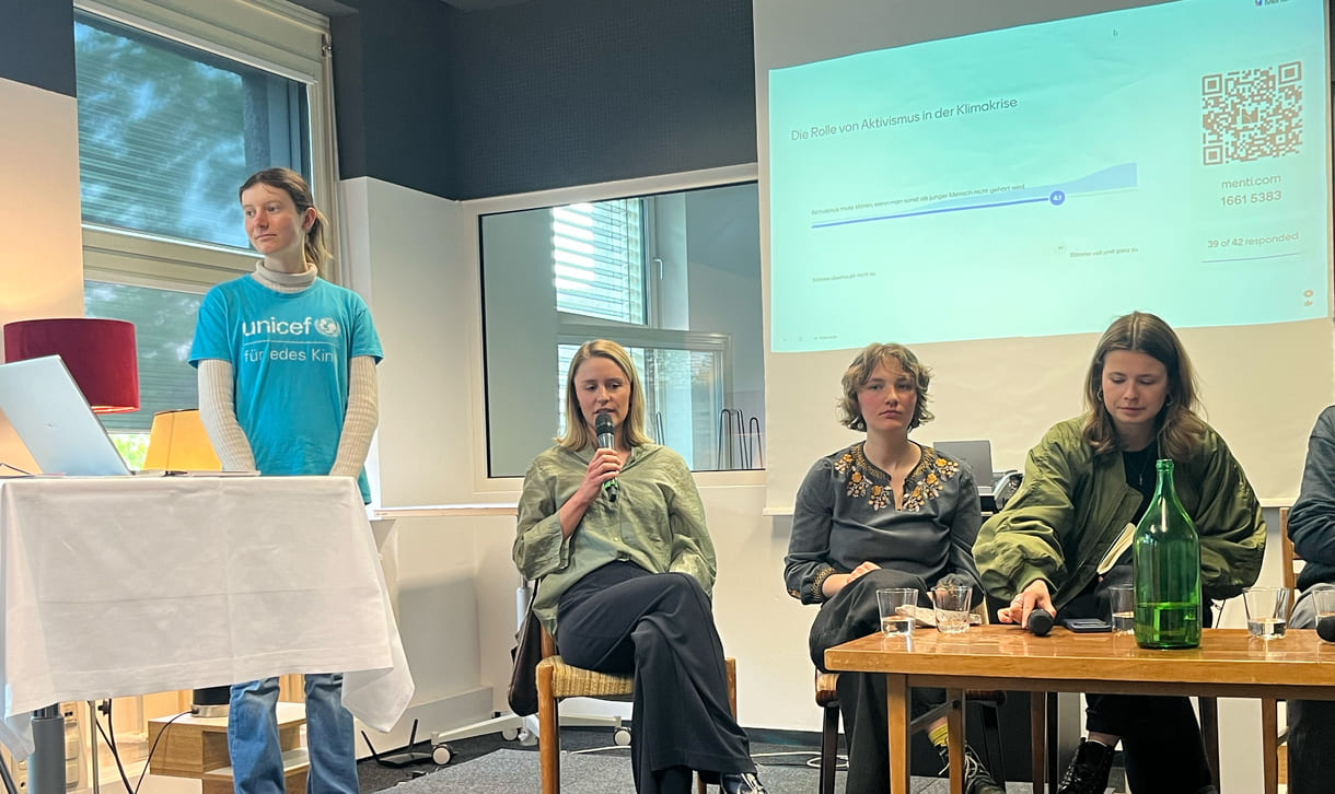Moderiert von abwechselnden Duos aus dem Unicef-Jugendbeirat, diskutierten im Podium Isolde Gottwald (Wissenschaftlerin an der Uni Wien), Lea Moser (österreichische Fridays for Future Aktivistin, Luisa Neubauer (bekannte Klimaaktivistin aus Deutschland), Marco Bruno (WU-Student), Jakob Wiesbauer-Lenz (Sachbearbeiter aus dem Klimaministerium), Anna-Sophie Prosquill (Exxpress-Redakteurin)