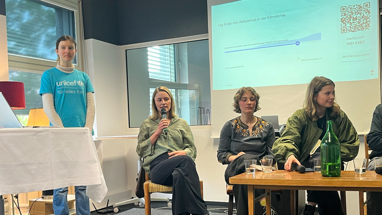 Moderiert von abwechselnden Duos aus dem Unicef-Jugendbeirat, diskutierten im Podium Isolde Gottwald (Wissenschaftlerin an der Uni Wien), Lea Moser (österreichische Fridays for Future Aktivistin, Luisa Neubauer (bekannte Klimaaktivistin aus Deutschland), Marco Bruno (WU-Student), Jakob Wiesbauer-Lenz (Sachbearbeiter aus dem Klimaministerium), Anna-Sophie Prosquill (Exxpress-Redakteurin)