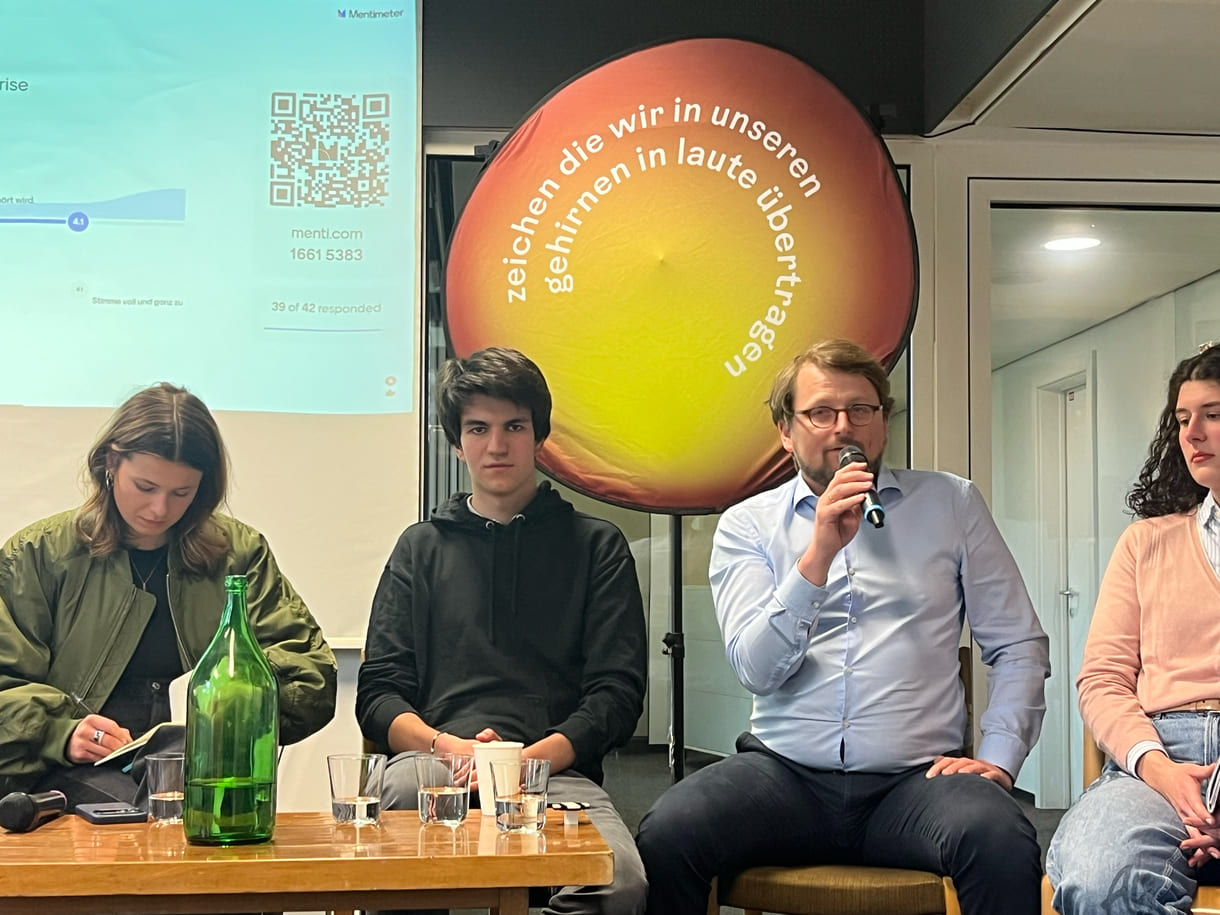 Moderiert von abwechselnden Duos aus dem Unicef-Jugendbeirat, diskutierten im Podium Isolde Gottwald (Wissenschaftlerin an der Uni Wien), Lea Moser (österreichische Fridays for Future Aktivistin, Luisa Neubauer (bekannte Klimaaktivistin aus Deutschland), Marco Bruno (WU-Student), Jakob Wiesbauer-Lenz (Sachbearbeiter aus dem Klimaministerium), Anna-Sophie Prosquill (Exxpress-Redakteurin)