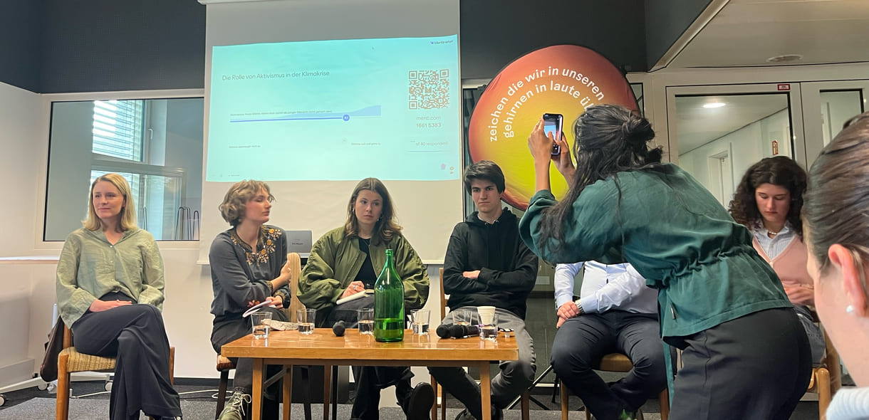 Moderiert von abwechselnden Duos aus dem Unicef-Jugendbeirat, diskutierten im Podium Isolde Gottwald (Wissenschaftlerin an der Uni Wien), Lea Moser (österreichische Fridays for Future Aktivistin, Luisa Neubauer (bekannte Klimaaktivistin aus Deutschland), Marco Bruno (WU-Student), Jakob Wiesbauer-Lenz (Sachbearbeiter aus dem Klimaministerium), Anna-Sophie Prosquill (Exxpress-Redakteurin)