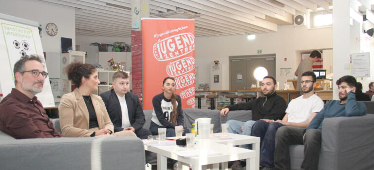 Das Podium des Mediengesprächs: Gerd, Manuela, Witold, Yurdanur, Ahmad, Daniel und Monsef