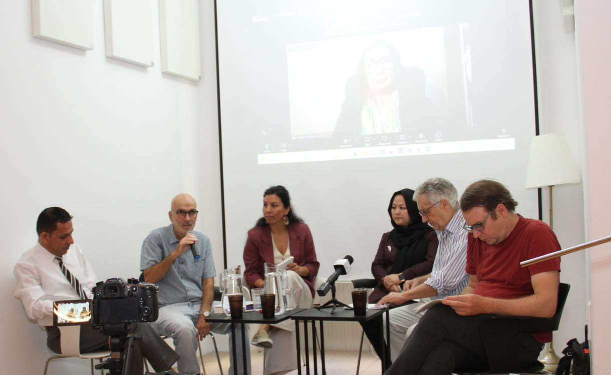 Das Podium des Mediengesprächs: Moheb Mobaraz (politischer Aktivist und Obmann der Association of Young Afghan Leaders in Europe), Michael Fanizadeh (Vienna Institute for International Dialogue and Cooperation, VIDC), Masomah Regl (Gründerin des afghanischen Kulturvereins Fivestones und Integrations-Referentin der Grazer Stadtregierung), Zeba Mirzayee (Gründerin des Bildungszentrums Tabish in Afghanistan), Wolfgang Petritsch (jahrzehntelanger Spitzendiplomat und Präsident des oiip), Lukas Gahleitner-Gertz (Sprecher der Asylkoordination und Experte für Asylrecht); eingeblendet aus dem Online-Chat: Manizha Bakhtari (Botschafterin Afghanistans in Österreich)
