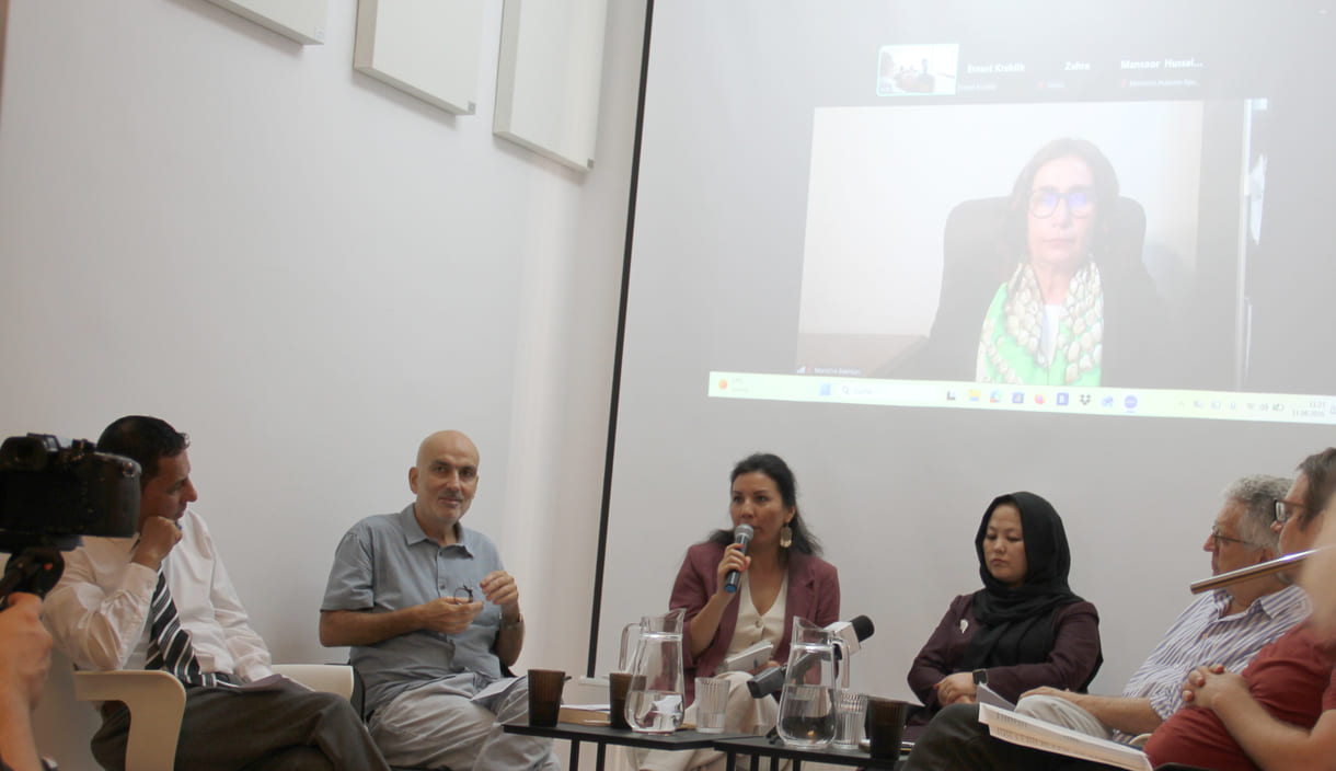 Das Podium des Mediengesprächs: Moheb Mobaraz (politischer Aktivist und Obmann der Association of Young Afghan Leaders in Europe), Michael Fanizadeh (Vienna Institute for International Dialogue and Cooperation, VIDC), Masomah Regl (Gründerin des afghanischen Kulturvereins Fivestones und Integrations-Referentin der Grazer Stadtregierung), Zeba Mirzayee (Gründerin des Bildungszentrums Tabish in Afghanistan), Wolfgang Petritsch (jahrzehntelanger Spitzendiplomat und Präsident des oiip), Lukas Gahleitner-Gertz (Sprecher der Asylkoordination und Experte für Asylrecht); eingeblendet aus dem Online-Chat: Manizha Bakhtari (Botschafterin Afghanistans in Österreich)