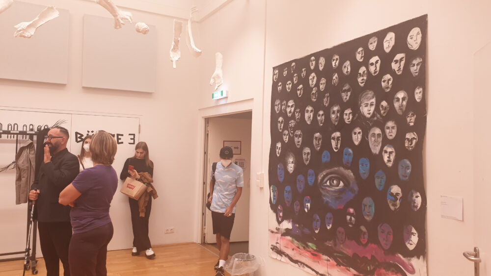 Ereöffnung der Ausstellung mit Bildern junger Künstler rund um das Projekt 