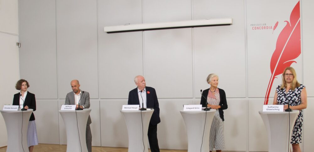 Podium des Mediengesprächs (von links): Sinaida Horvath, Wielfried Embacher, Michael Häupl, Irmgard Griss und Katharina Glawischnig von der asylkoordination und der Initiative 