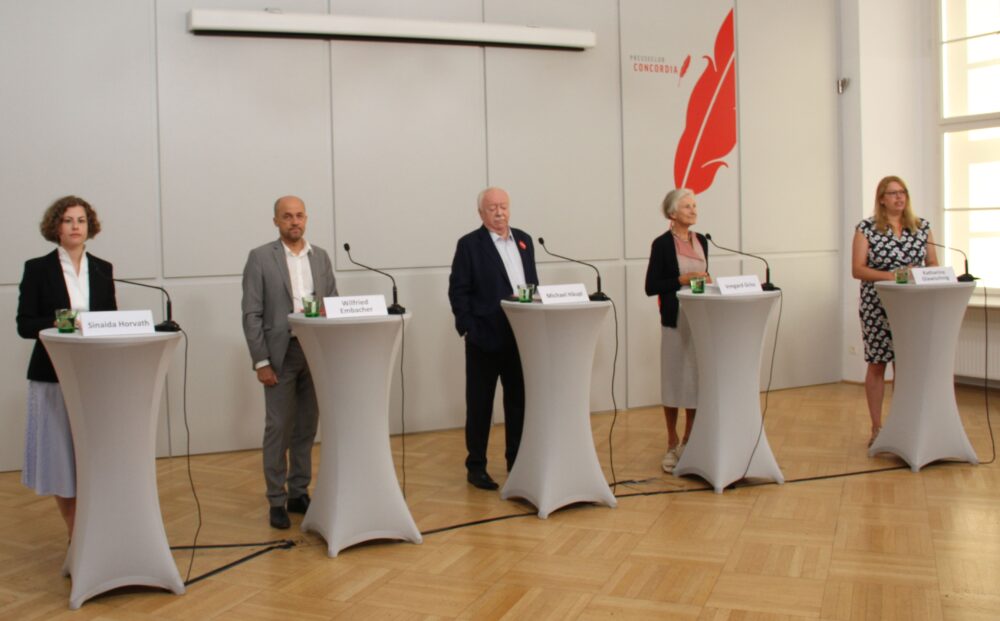 Podium des Mediengesprächs (von links): Sinaida Horvath, Wielfried Embacher, Michael Häupl, Irmgard Griss und Katharina Glawischnig von der asylkoordination und der Initiative 