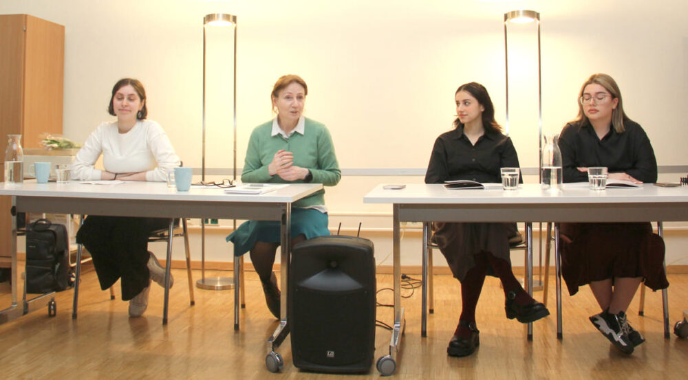 Auf dem Podium der Lesung und Präsentation des Projekts: Fariza Bisaeva, Maynat Kurbanova, Sara Bisaeva und Rayana Cany