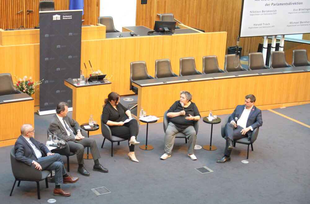 Gesprächsrunde der Abgeordneten: Harald Troch (SPÖ), Nikolaus Berlakovich (ÖVP), Moderatorin Barbara Karlich, Eva Blimlinger (Grüne) und Michael Bernhard (Neos)