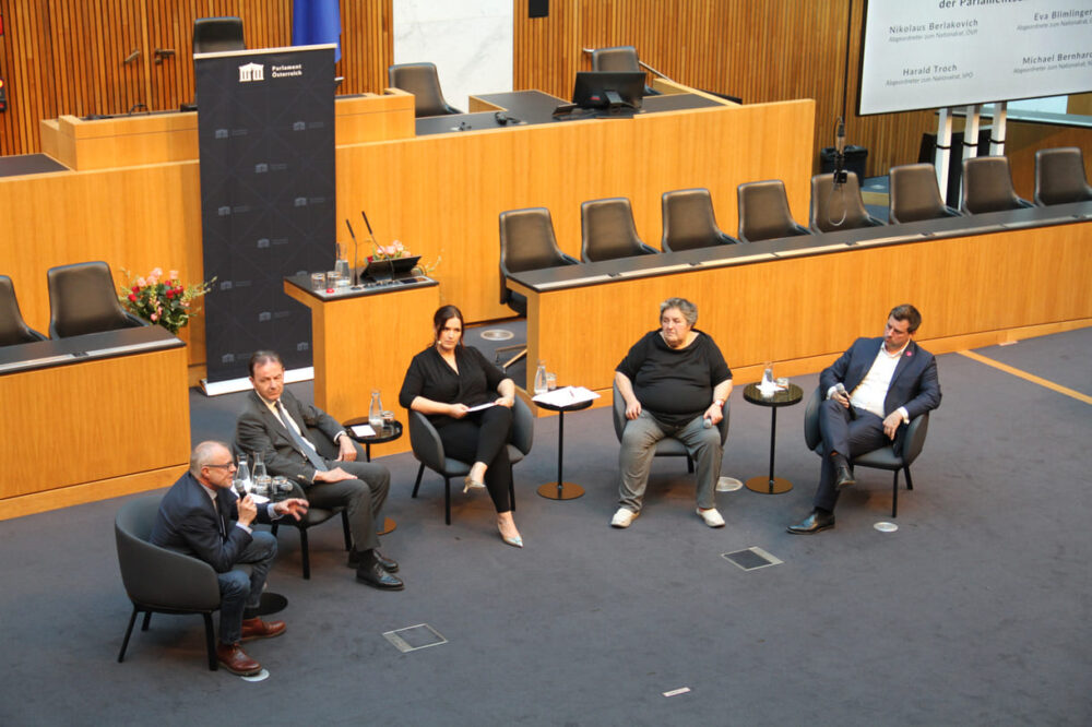 Gesprächsrunde der Abgeordneten: Harald Troch (SPÖ), Nikolaus Berlakovich (ÖVP), Moderatorin Barbara Karlich, Eva Blimlinger (Grüne) und Michael Bernhard (Neos)