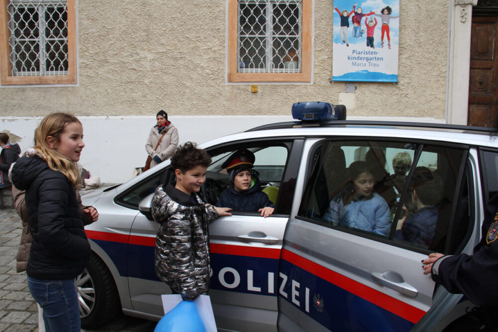 Die Polizei kam mit einem Auto, das Kinder besteigen durften