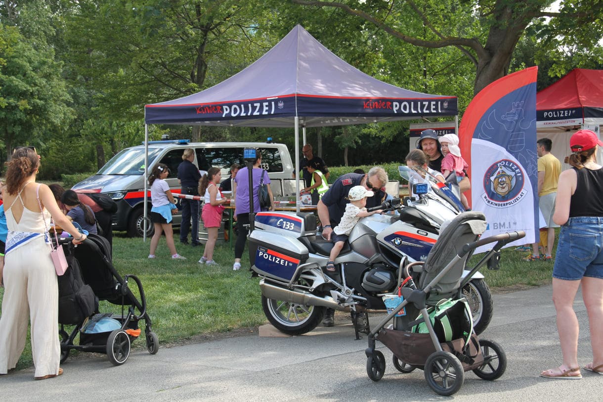 Attraktion vor dem Kinder-Polizei-Stand ist das Motorrad
