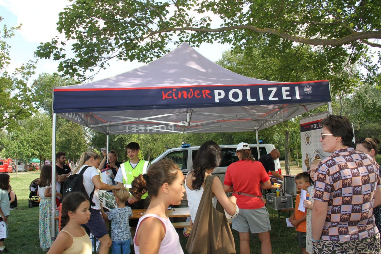 Attraktion vor dem Kinder-Polizei-Stand ist das Motorrad