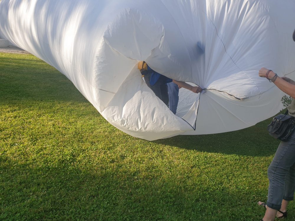 Riesenpolsterförmiges Luftobjekt auf einer Wiese im Park der Anton-Bruckner-Privatuni Linz