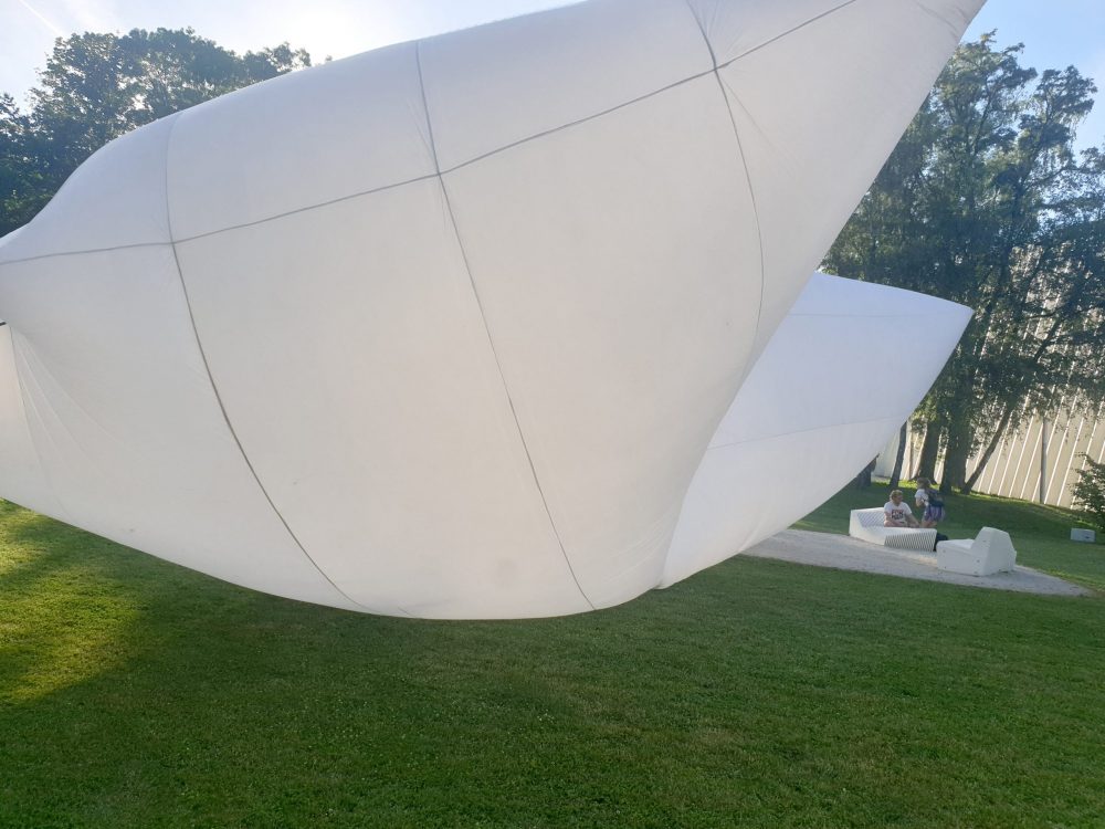 Riesenpolsterförmiges Luftobjekt auf einer Wiese im Park der Anton-Bruckner-Privatuni Linz