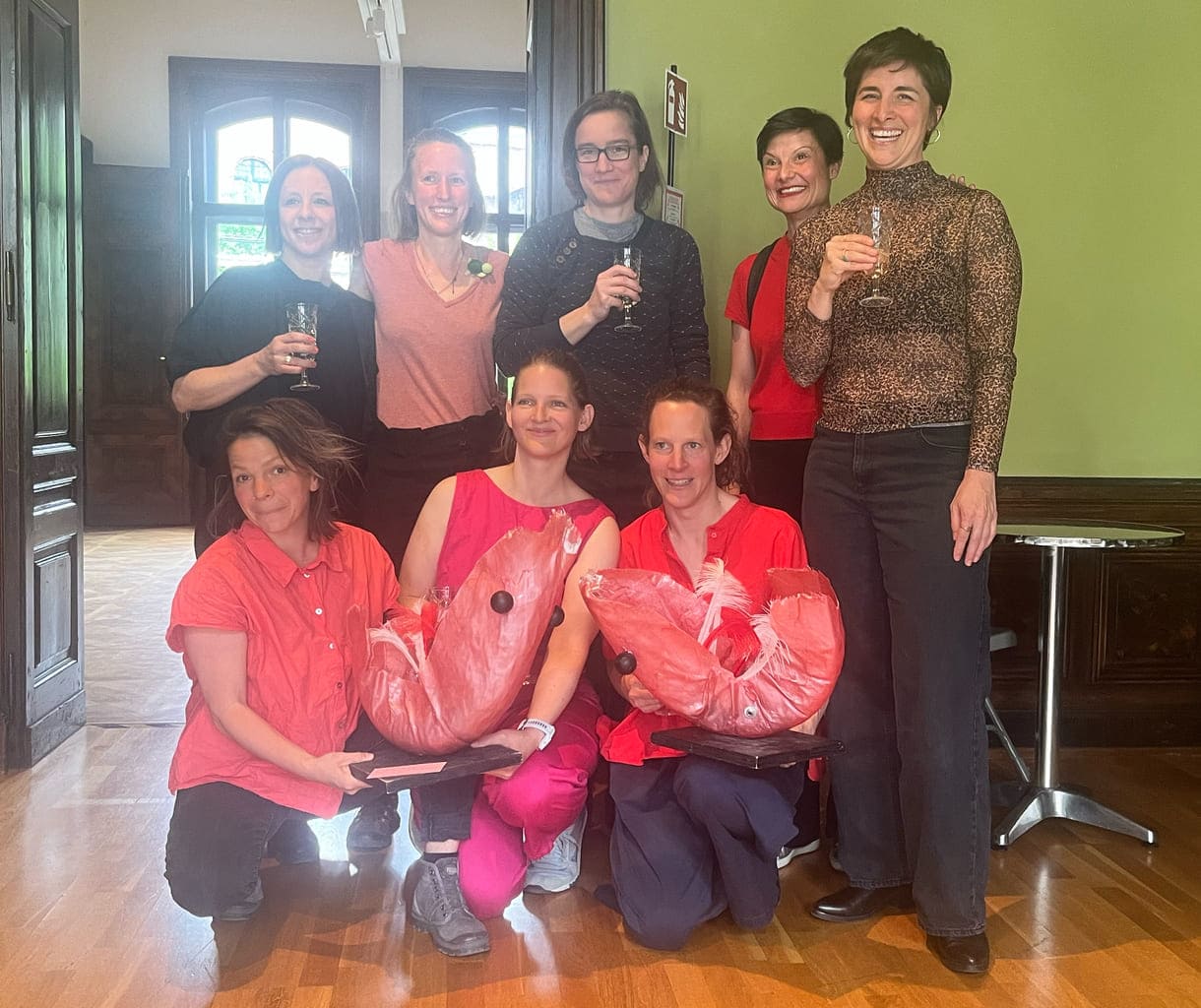 Teamfoto des Stücks - mit Polyesther-Garnelen