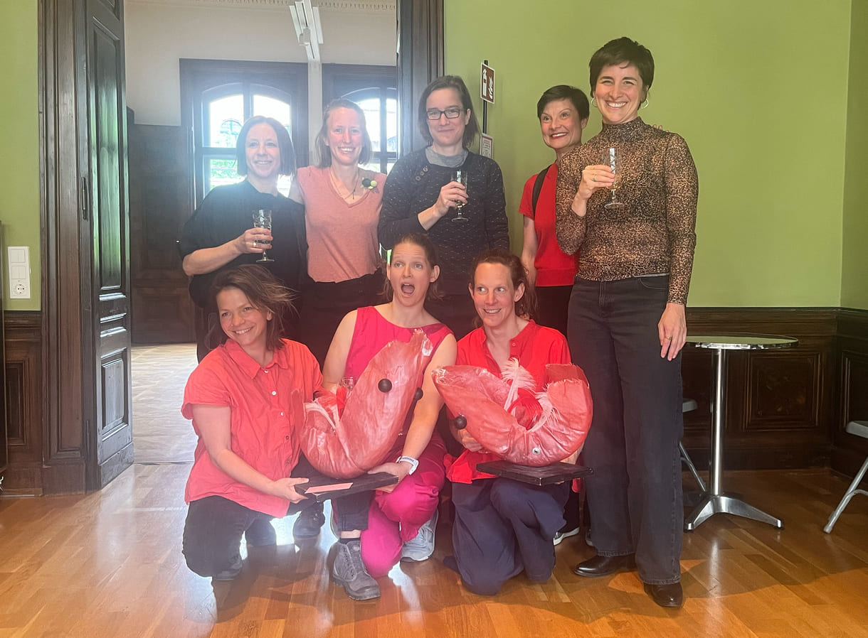 Teamfoto des Stücks - mit Polyesther-Garnelen