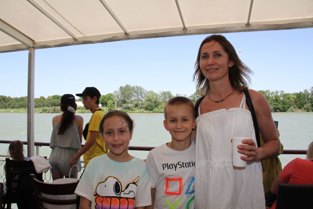 Schnappschüsse von Teilnehmer:innen der Friedensfahrt auf der Donau