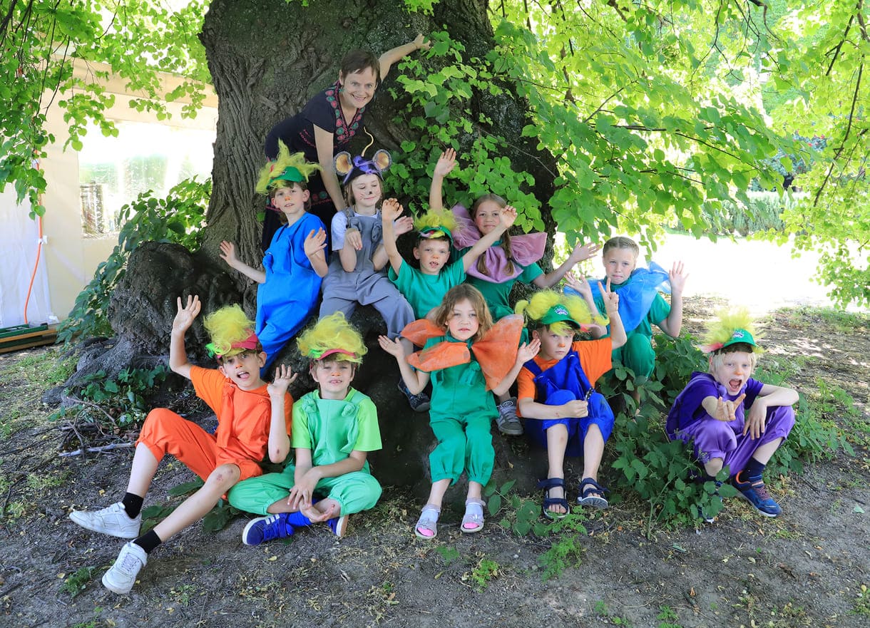 Gruppenbild einiger der Kinder in ihren Statist:innen-Rollen