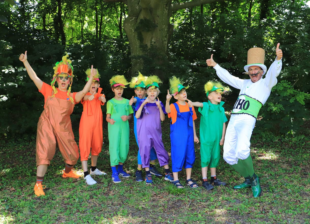 Gruppenbild einiger der Kinder in ihren Statist:innen-Rollen