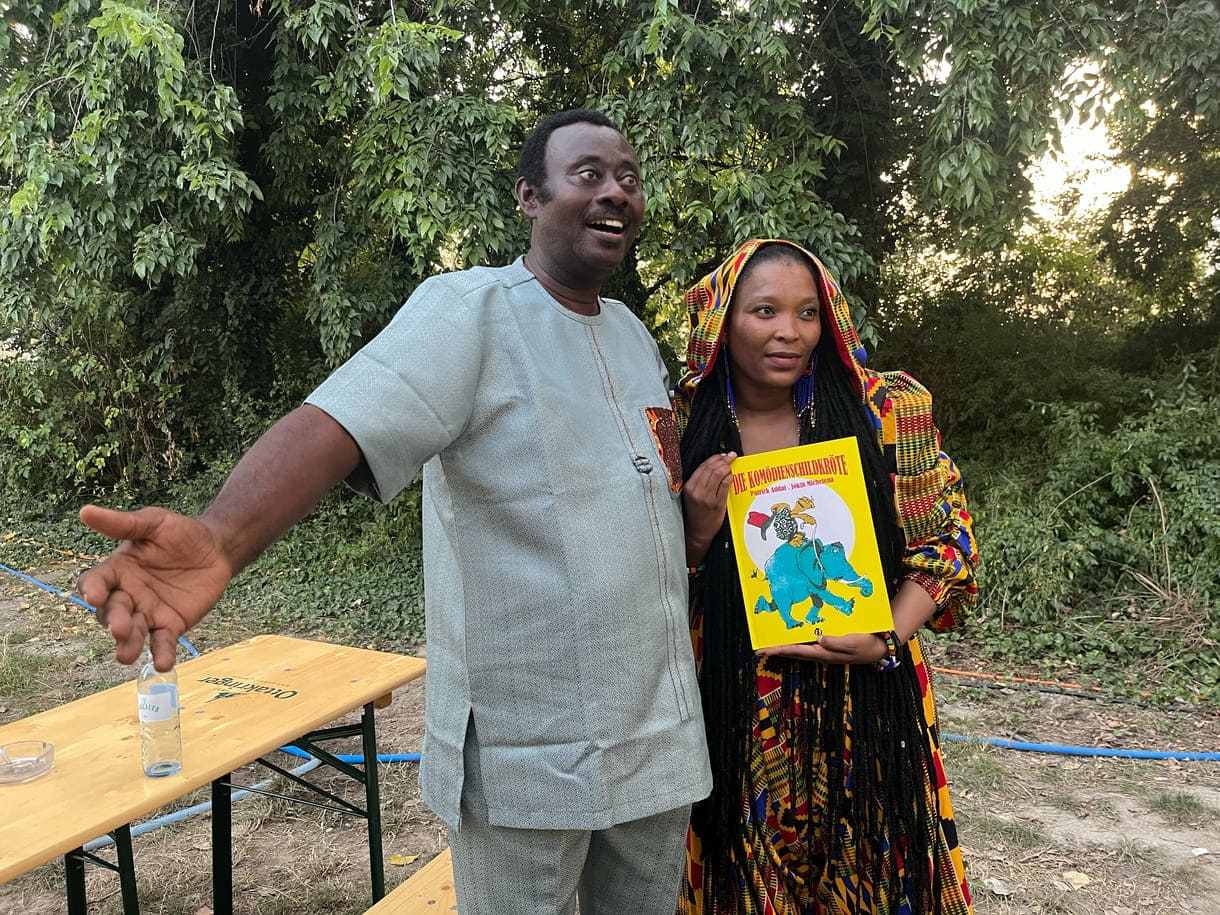 Autor und Musikerin posen mit dem Buch