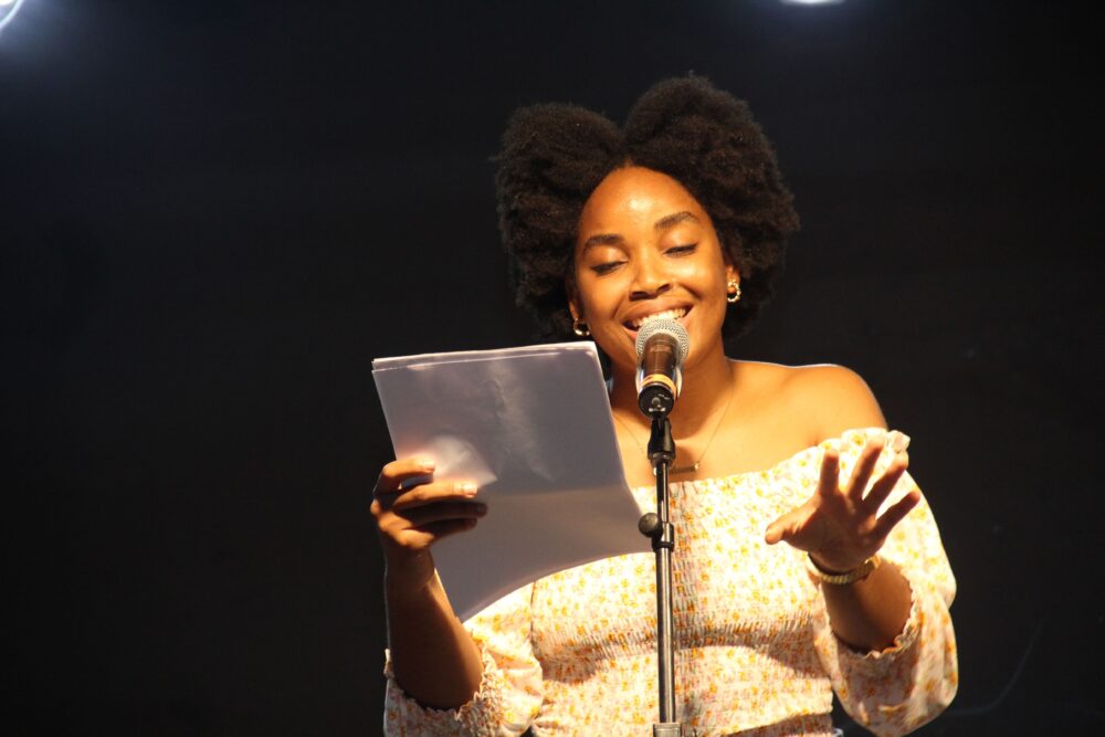 Precious Nnebedum performt ihre Texte zweisprachig und wortakrobatisch
