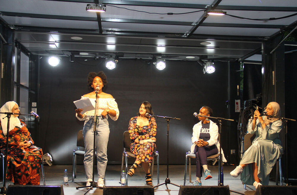 Precious Nnebedum (stehend) performt ihre Texte zweisprachig und wortakrobatisch; links: Nermin Ismail; rechts: Mehwish Sohail, Sherri Spelic sowie die Organisaotrin des Abends: Arwa Elabd