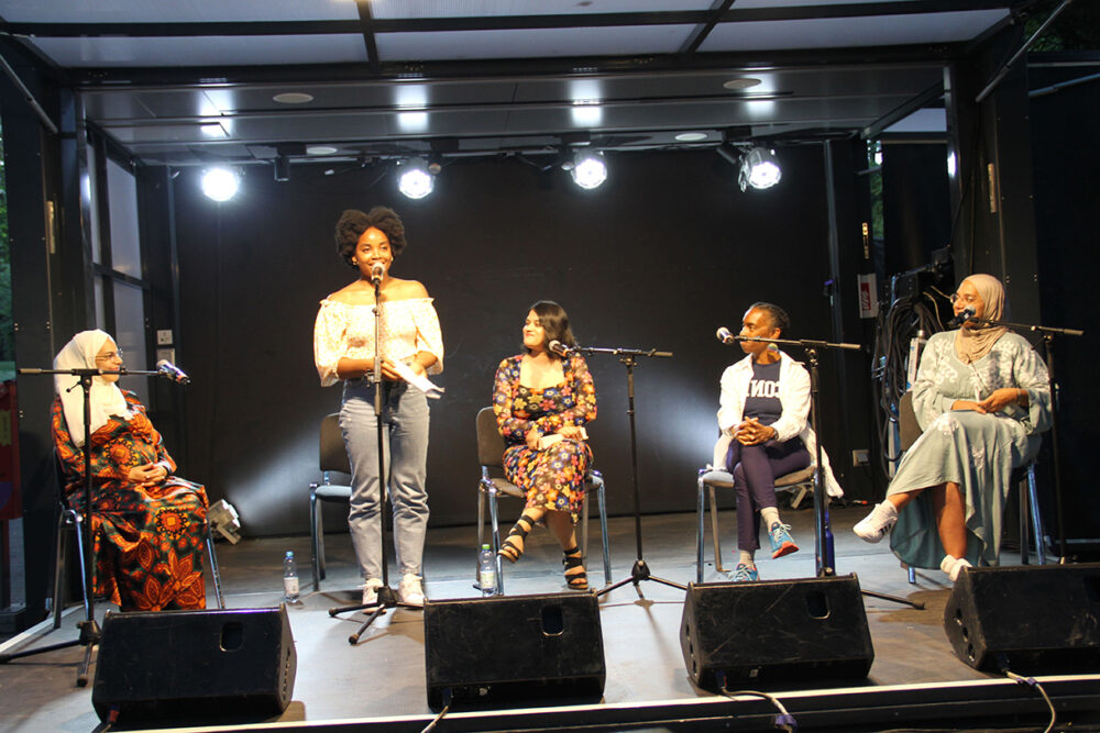 Precious Nnebedum performt ihre Texte zweisprachig und wortakrobatisch