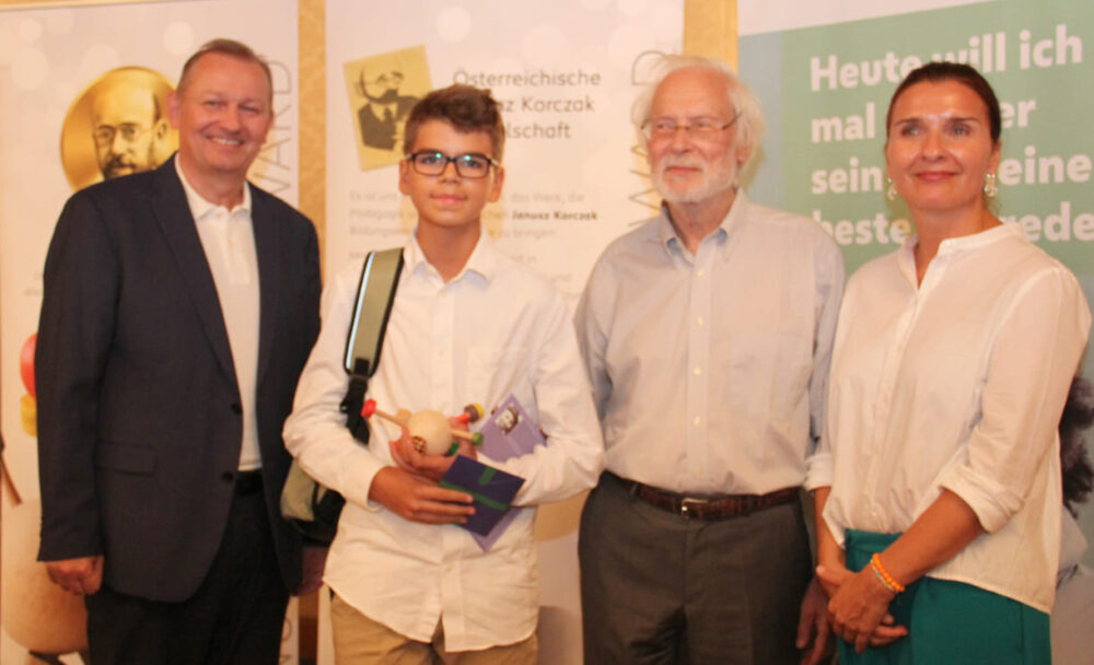 Preisträger Andrei Christian Botez (2. von rechts) mit Johannes Köhler (MA11), Karl Garnitschnig (ÖJKG) und Ingrid Pöschmann (MA 11 - Öffentlichkeitsarbeit)