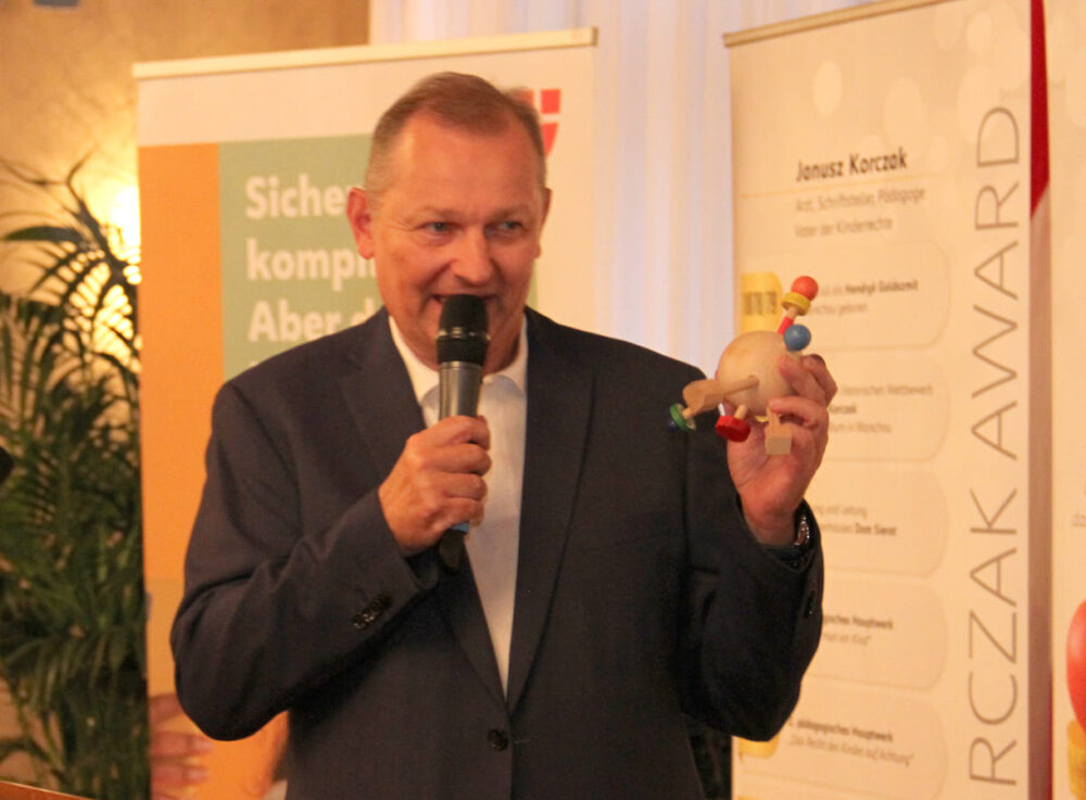 Johannes Köhler, Abteilungsleiter der MA 11 bekam einen Janusz-Award - stellvertretend für alle Sozialpädagog:innen in Einrichtungen der Stadt Wien