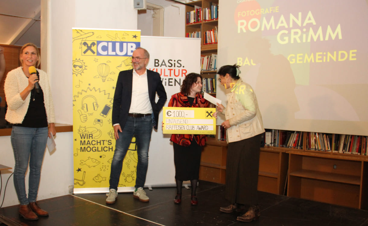 Preisübergabe an Romana Grimm (Mitte mit symbolischem Riesen-Scheck) mit Projektleiterin Judith Mantler (ganz links), Kulturstadträtin Veronica Kaup-Hasler (rechts) und Günther Haas von der Raiffeisen Landesbank NÖ-Wien...
