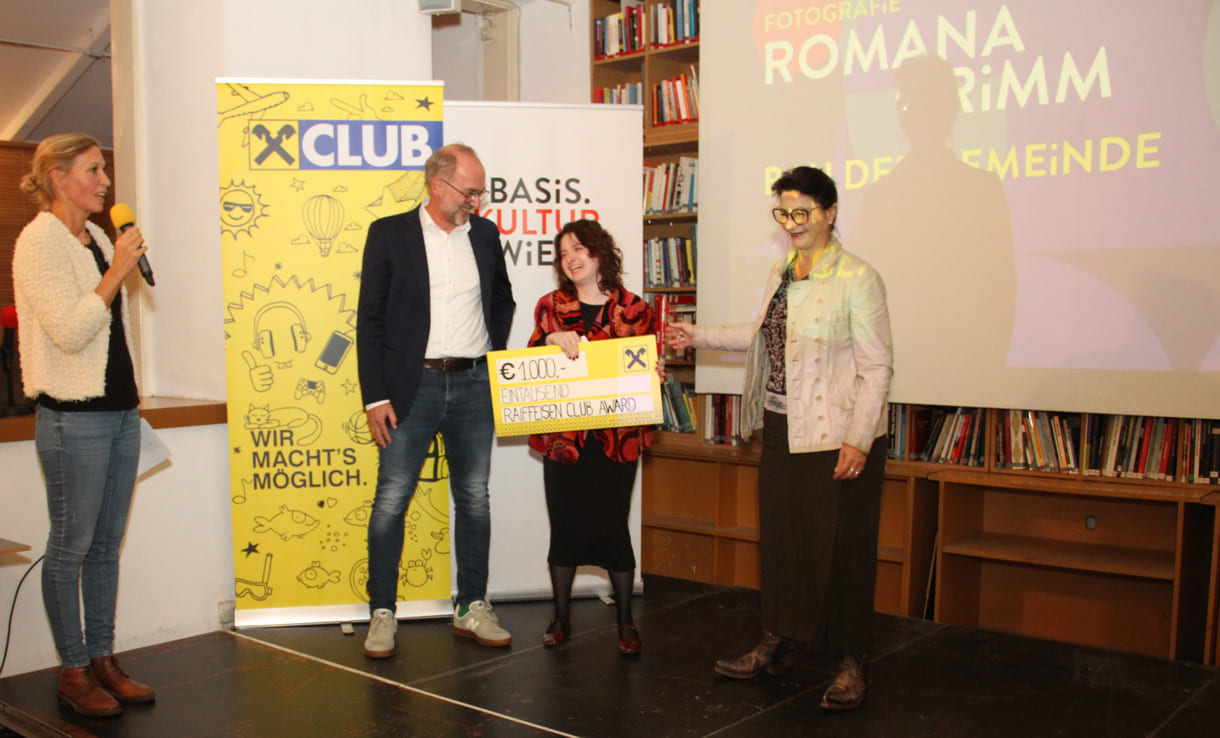 Preisübergabe an Romana Grimm (Mitte mit symbolischem Riesen-Scheck) mit Projektleiterin Judith Mantler (ganz links), Kulturstadträtin Veronica Kaup-Hasler (rechts) und Günther Haas von der Raiffeisen Landesbank NÖ-Wien...