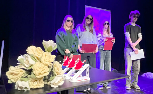 Noch warten Preis-Statuen und -Filzblumen auf die Vergabe durch die vier Jugend-Juror:innen