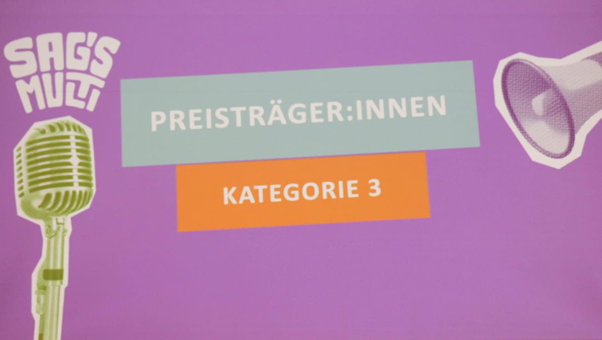 Folie mit der Ankündigung der Preisträger:innen in der Kategorie 3 - 11., 12. udn 13. (BHS) Schulstufe