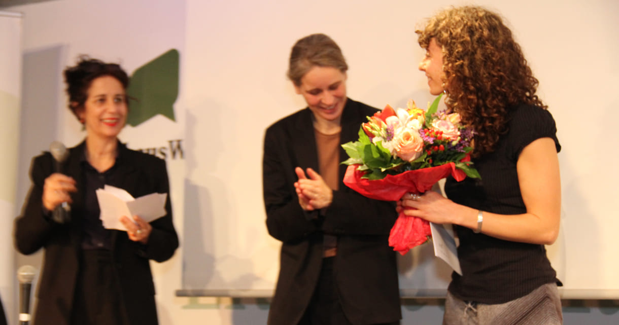 Preisträgerin Paula Dorten - mit der Vertreterin des u.a. auch für Kultur zuständigen Bundesministeriums sowie Moderatorin und Jurorin Jessica Beer