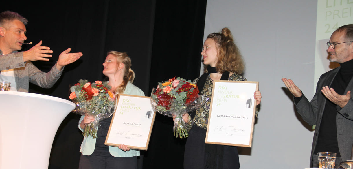 Preisträgerinnen Juliana Guger und Laura Franziska Urdl zwischen Moderator Klaus Nowak und Sponsor-Vertreter Klaus Muik