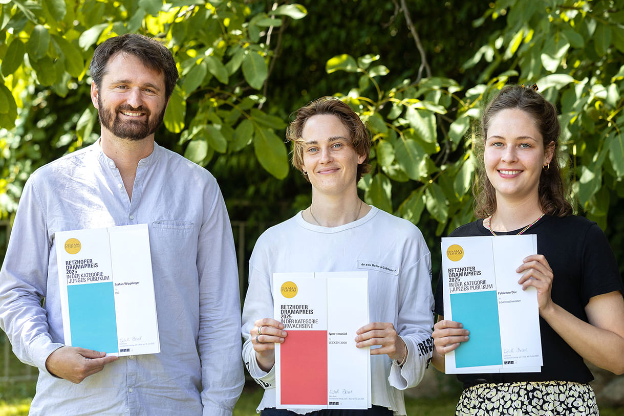Stefan Wipplinger, lynn t musiol und Fabienne Dür mit den urkunden des Retzhofer Dramapreises 2025