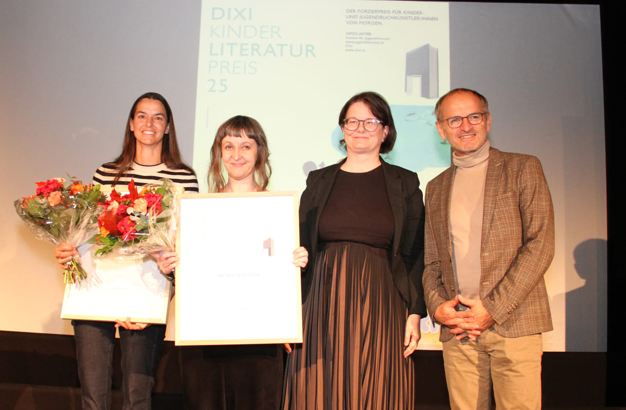 Urkunden-Überreichung: Text-Siegerin Anita Hetzenauer, Judith Vrba stellvertretend für die Illustrations-Gewinnerin Patricia Floch, Stefanie Schlögl und Klaus Muik