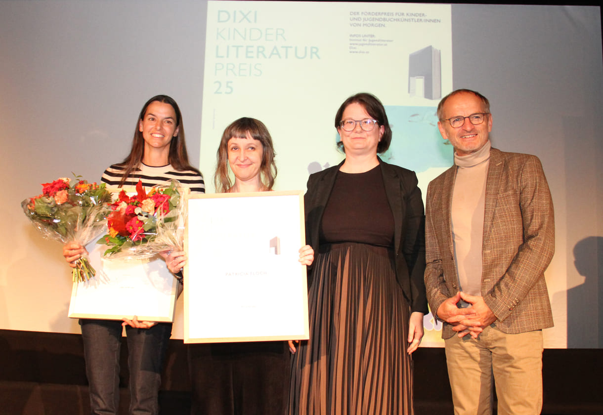 Urkunden-Überreichung: Text-Siegerin Anita Hetzenauer, Judith Vrba stellvertretend für die Illustrations-Gewinnerin Patricia Floch, Stefanie Schlögl und Klaus Muik