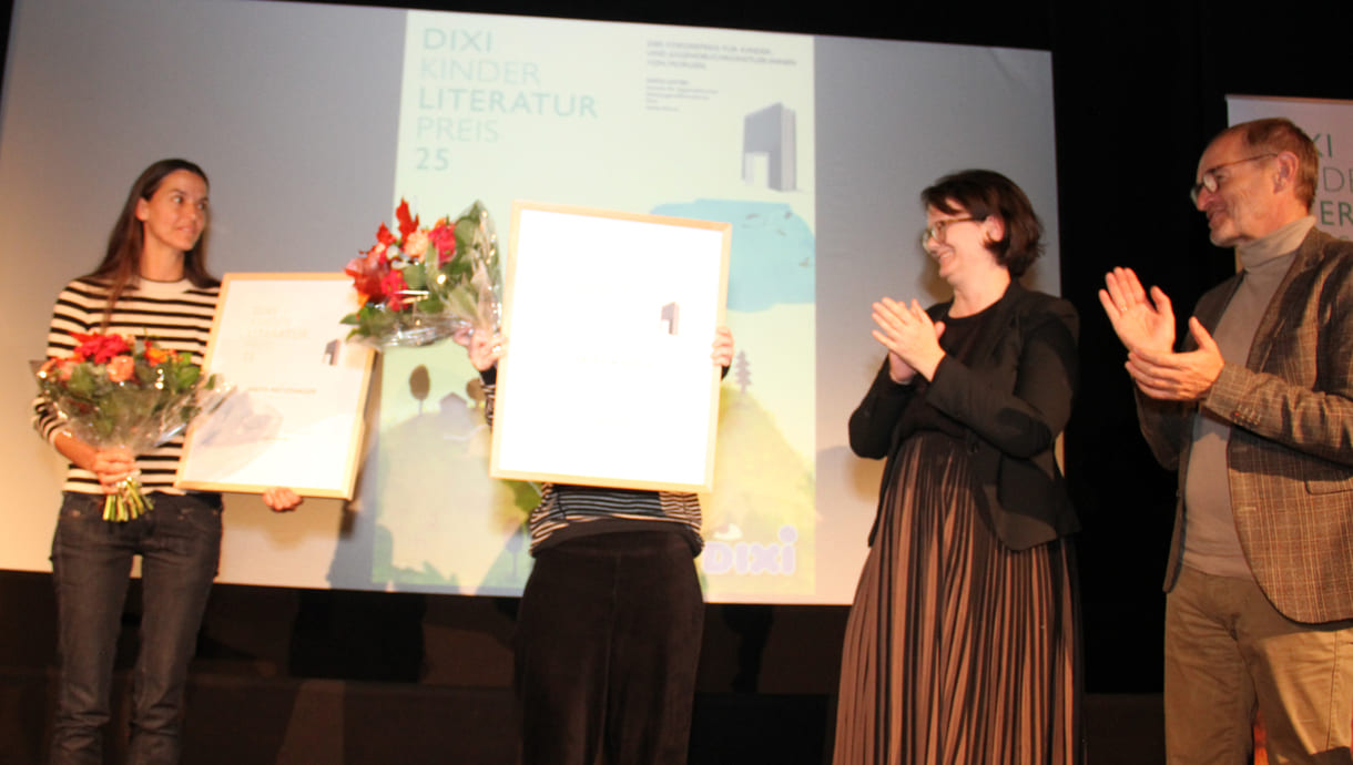 Urkunden-Überreichung: Text-Siegerin Anita Hetzenauer, Judith Vrba stellvertretend für die Illustrations-Gewinnerin Patricia Floch, Stefanie Schlögl und Klaus Muik