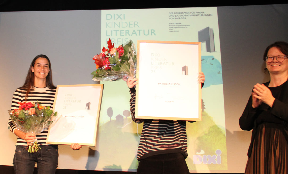 Urkunden-Überreichung: Text-Siegerin Anita Hetzenauer, Judith Vrba stellvertretend für die Illustrations-Gewinnerin Patricia Floch, Stefanie Schlögl