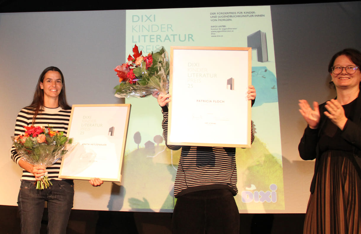 Urkunden-Überreichung: Text-Siegerin Anita Hetzenauer, Judith Vrba stellvertretend für die Illustrations-Gewinnerin Patricia Floch, Stefanie Schlögl