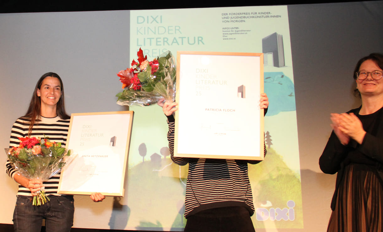 Urkunden-Überreichung: Text-Siegerin Anita Hetzenauer, Judith Vrba stellvertretend für die Illustrations-Gewinnerin Patricia Floch, Stefanie Schlögl