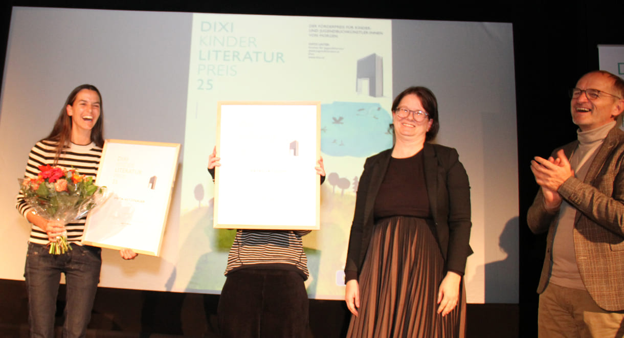 Urkunden-Überreichung: Text-Siegerin Anita Hetzenauer, Judith Vrba stellvertretend für die Illustrations-Gewinnerin Patricia Floch, Stefanie Schlögl