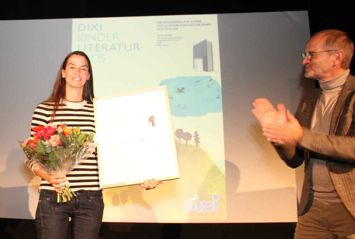 Urkundenübergabe an die Text-Preisträgerin Anita Hetzenauer durch Klaus Muik vom Namensgeber Dixi (Instantina)