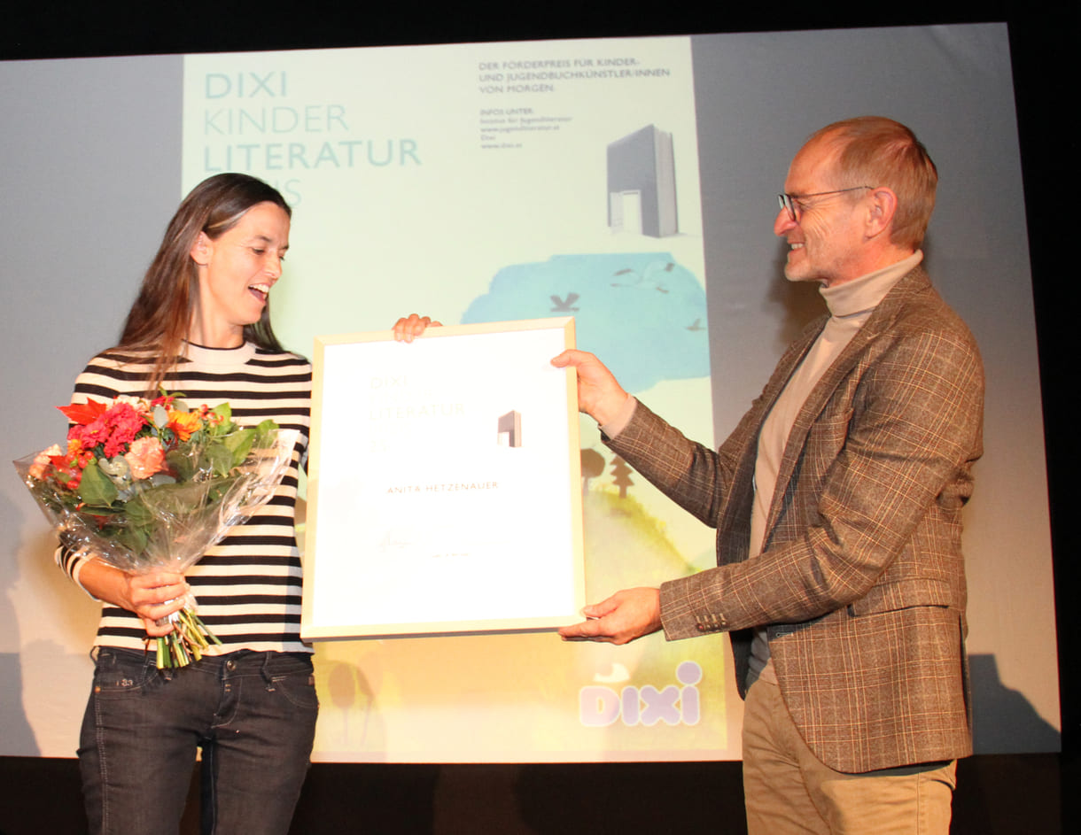 Urkundenübergabe an die Text-Preisträgerin Anita Hetzenauer durch Klaus Muik vom Namensgeber Dixi (Instantina)