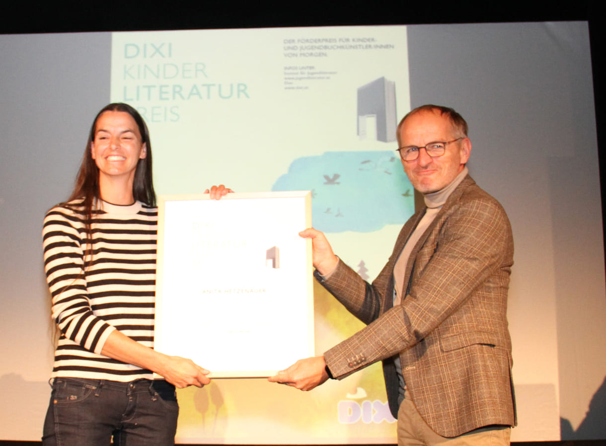 Urkundenübergabe an die Text-Preisträgerin Anita Hetzenauer durch Klaus Muik vom Namensgeber Dixi (Instantina)