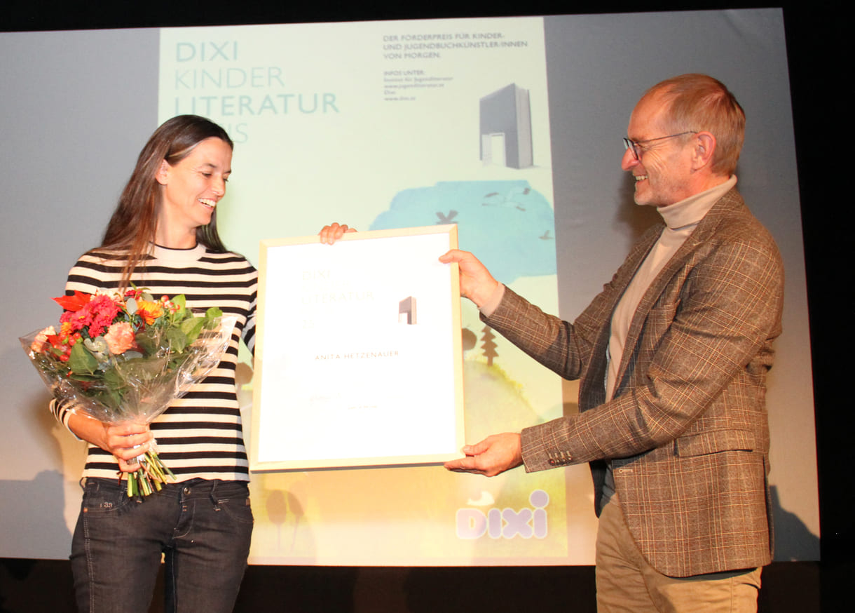 Urkundenübergabe an die Text-Preisträgerin Anita Hetzenauer durch Klaus Muik vom Namensgeber Dixi (Instantina)