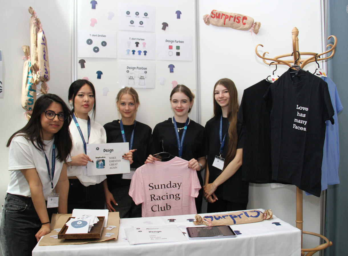 Shaden Khalil, Enkhlen Buyansargal, Eva Fuchs, Maxima Lorenzin und Isabel Bruggmüller designen T-Shirts nach individuellen Wünschen