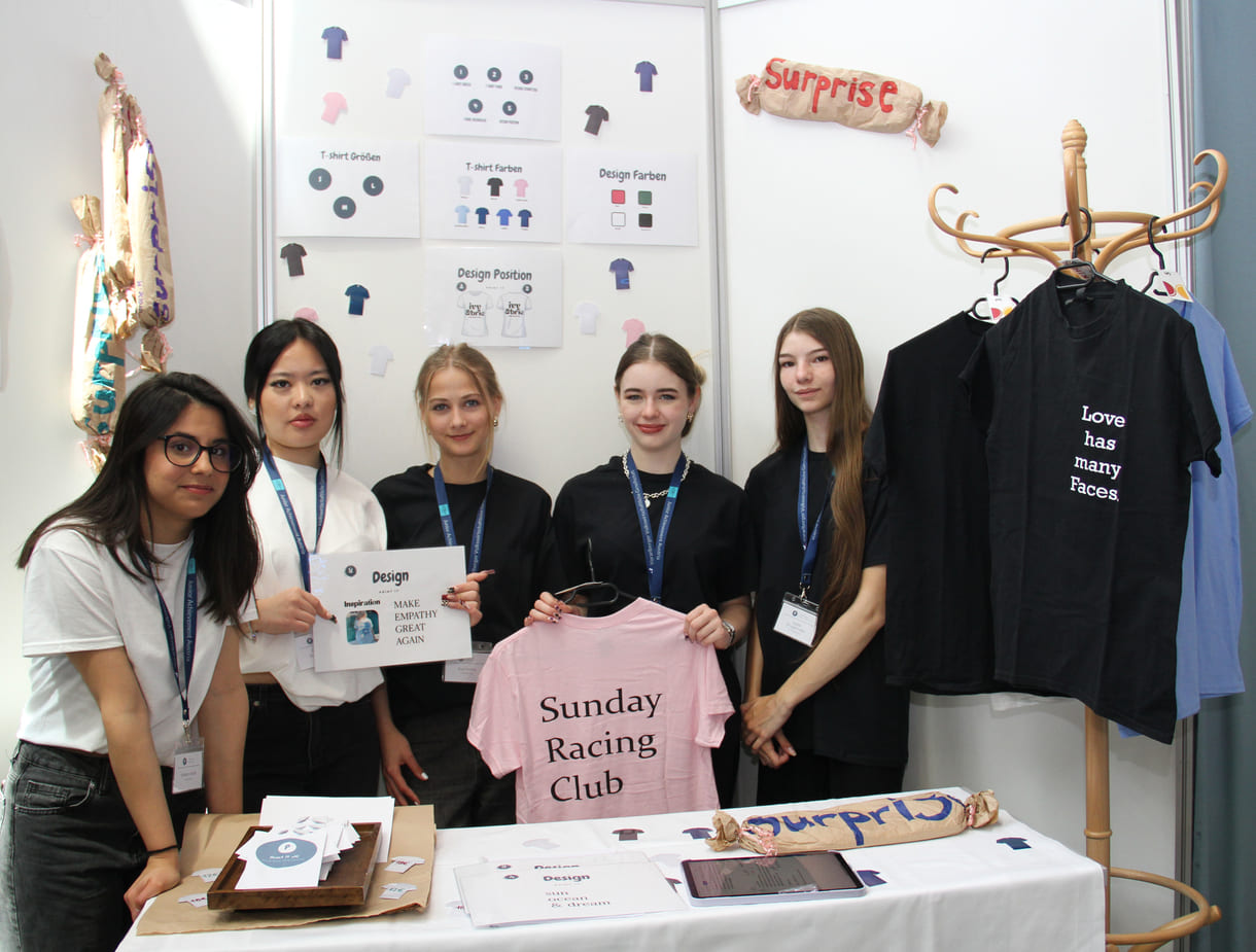 Shaden Khalil, Enkhlen Buyansargal, Eva Fuchs, Maxima Lorenzin und Isabel Bruggmüller designen T-Shirts nach individuellen Wünschen
