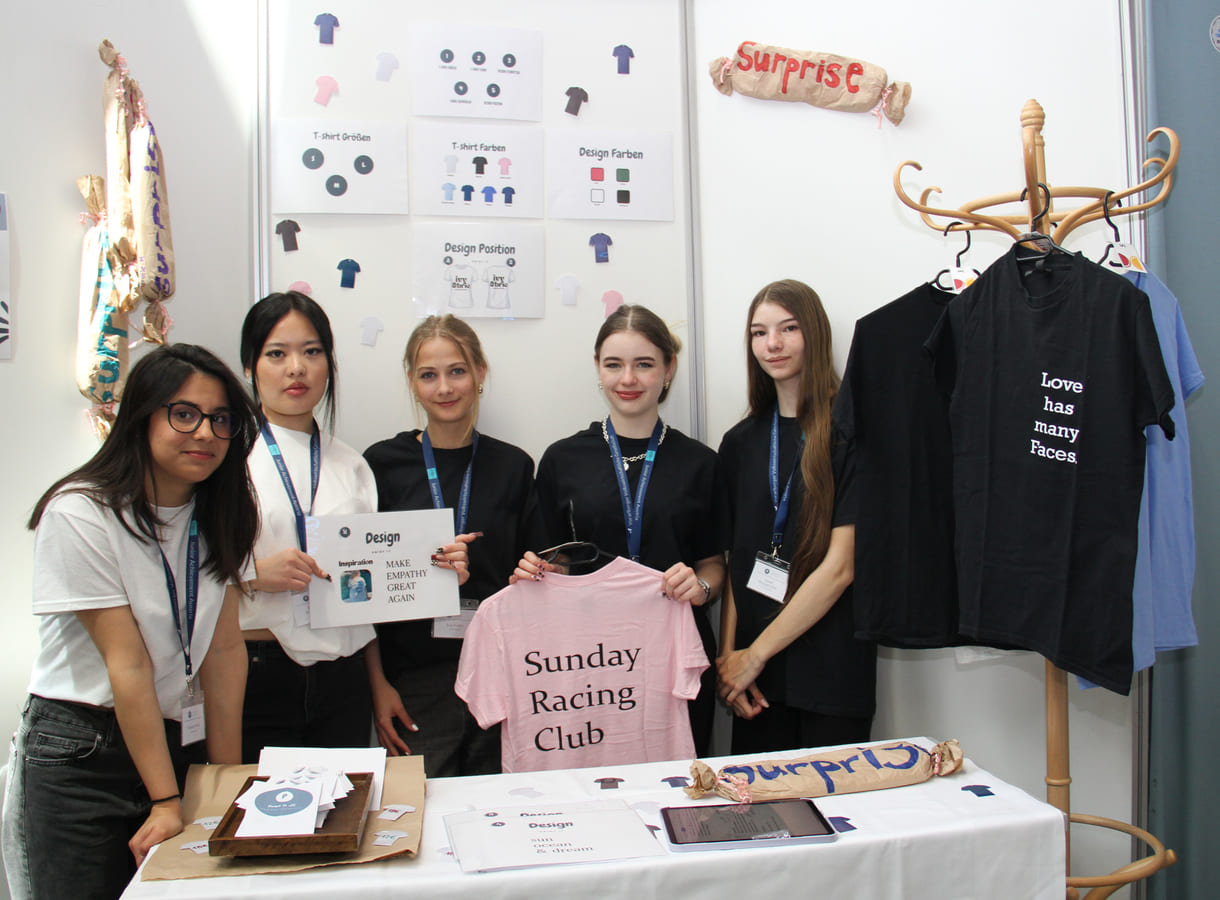 Shaden Khalil, Enkhlen Buyansargal, Eva Fuchs, Maxima Lorenzin und Isabel Bruggmüller designen T-Shirts nach individuellen Wünschen